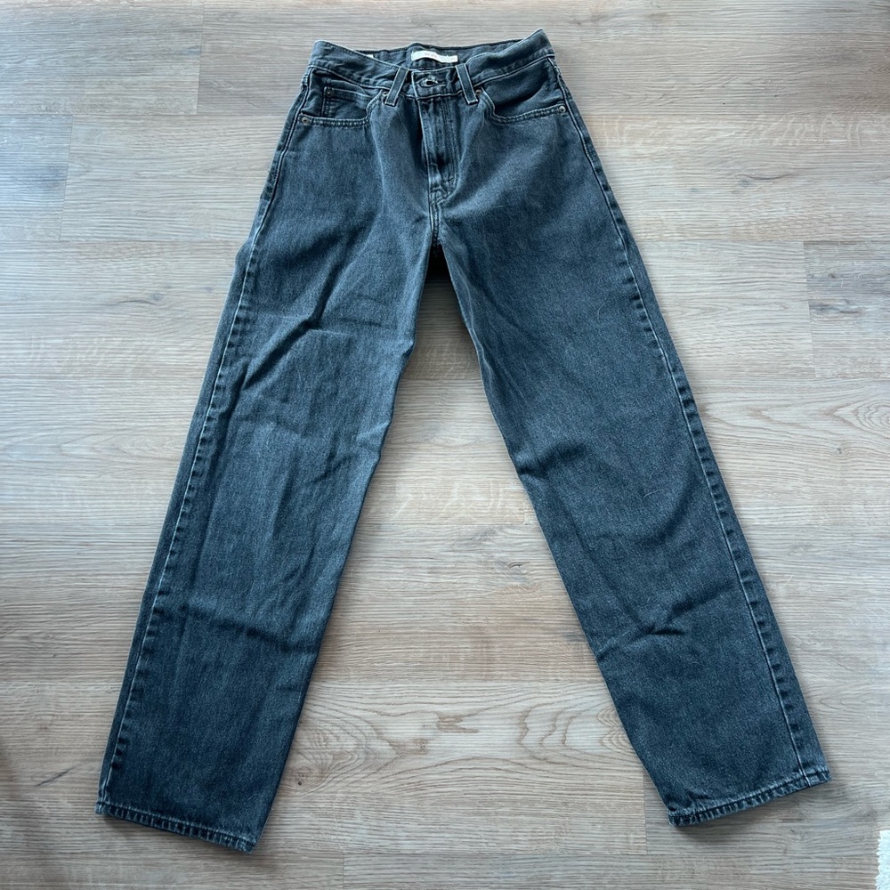 Black washed Levi’s “Dad jeans”